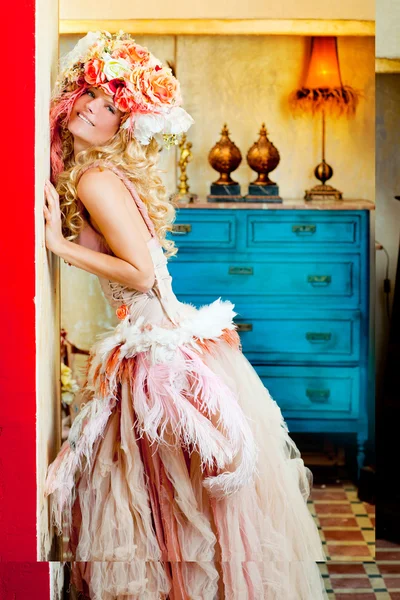 花の帽子とバロック様式のファッション ブロンドの女性 — ストック写真