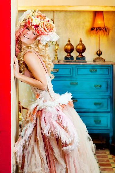 巴洛克式时尚金发女人与花帽子 — 图库照片