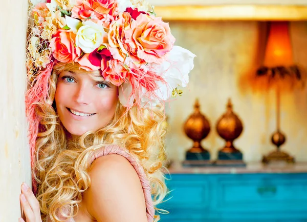 Barroco mulher loira moda com chapéu de flores — Fotografia de Stock