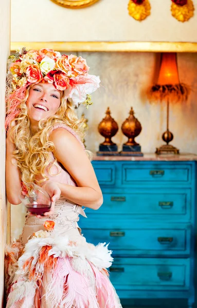Barock mode blond kvinna dricker rött vin — Stockfoto