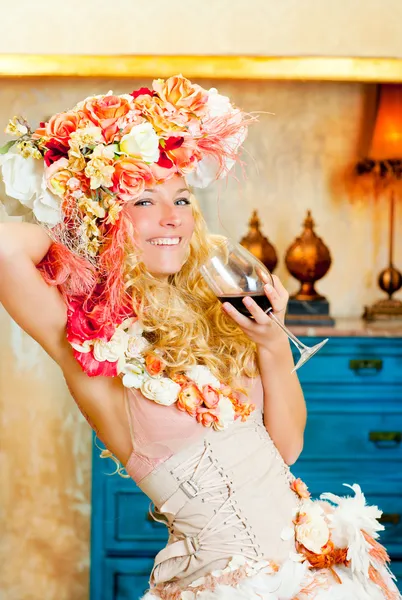Barock mode blond kvinna dricker rött vin — Stockfoto