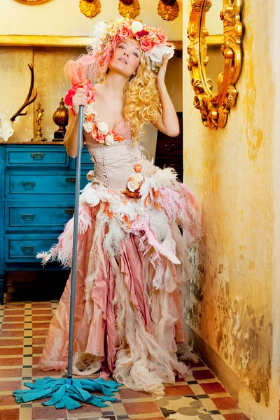 Barok moda sarışın ev hanımı kadını paspas işleri — Stok fotoğraf