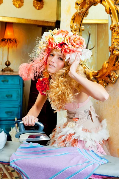 Barroco moda loira dona de casa mulher ferro tarefas — Fotografia de Stock