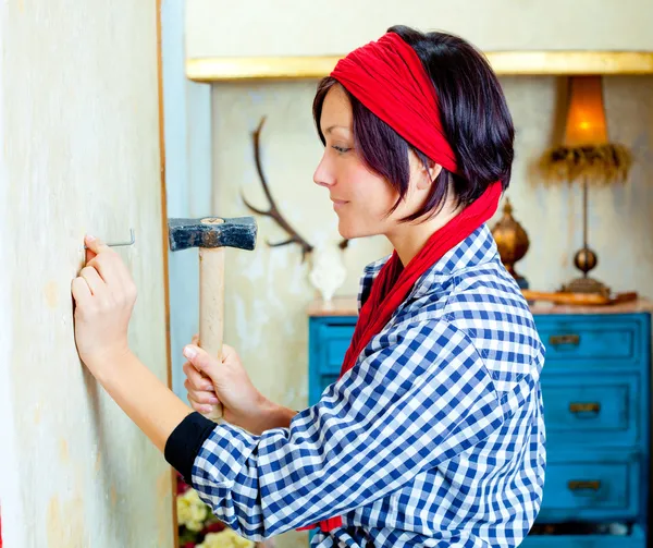 DIY způsobem žena s hřebík a kladivo — Stock fotografie