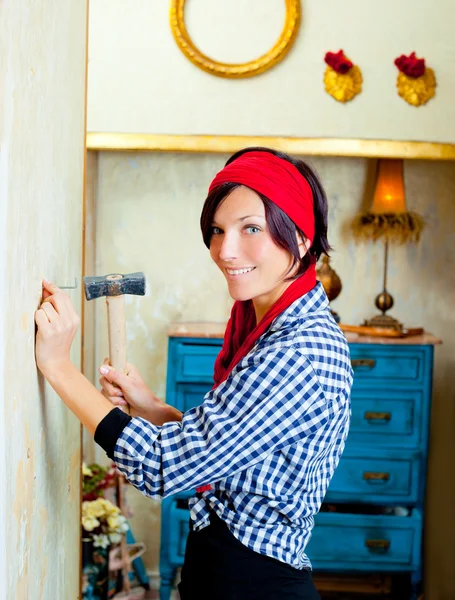 Diy mujer de moda con clavo y martillo — Foto de Stock