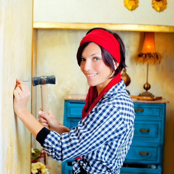 Diy mujer de moda con clavo y martillo — Foto de Stock