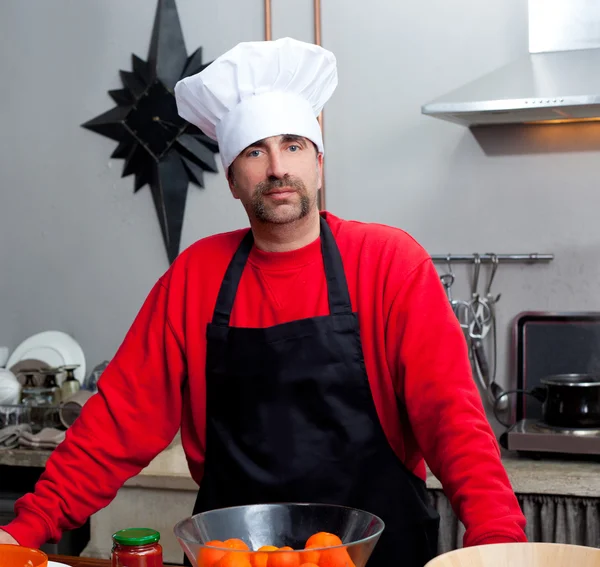 Chef-kok portret met snor in zwart en rood — Stockfoto