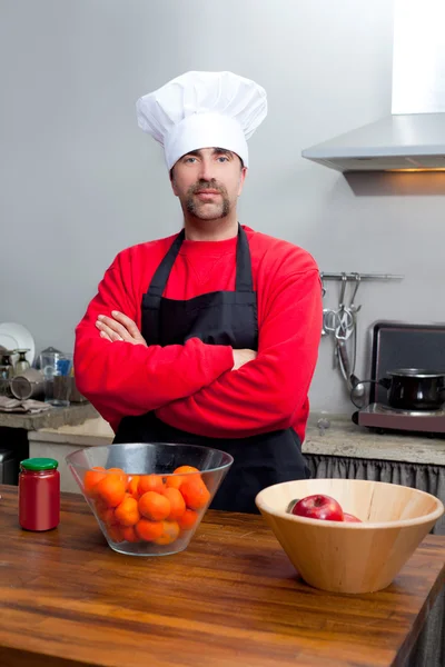Портрет шеф-кухаря з вусами в чорно-червоному — стокове фото
