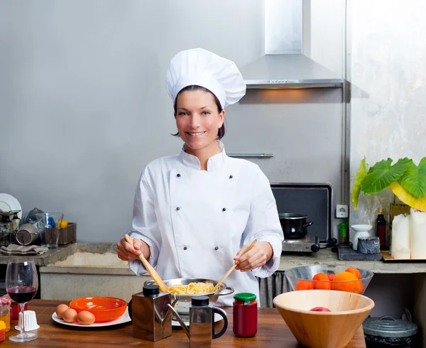 Chef mulher retrato na cozinha — Fotografia de Stock