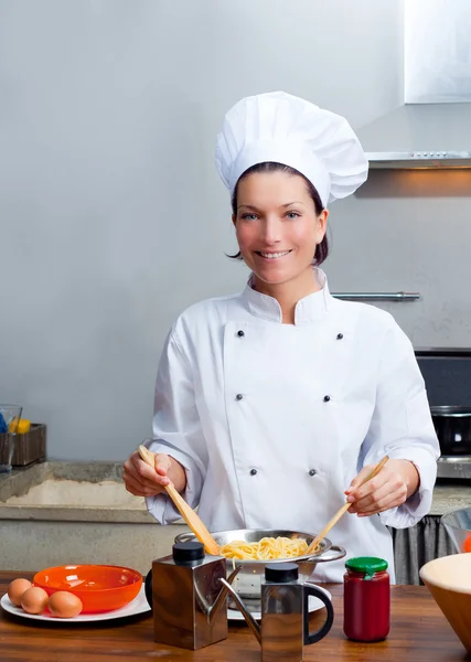 Πορτραίτο γυναίκας σεφ στην κουζίνα — Φωτογραφία Αρχείου