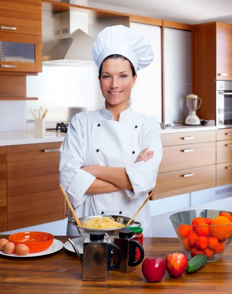 Πορτραίτο γυναίκας σεφ στην κουζίνα — Φωτογραφία Αρχείου