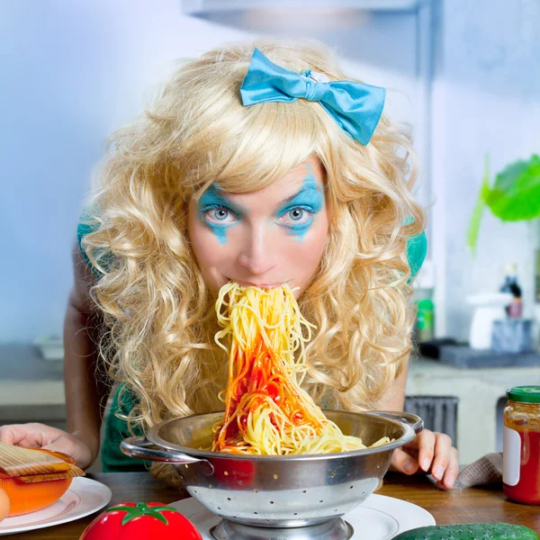 Blondin rolig på kök äta pasta som galen — Stockfoto