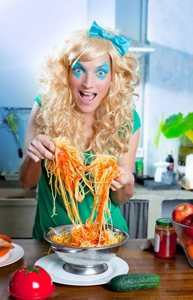 Blonde fashion funny on kitchen with pasta and — Stock fotografie