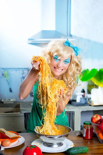 Blond fashion rolig på köket med pasta och — Stockfoto