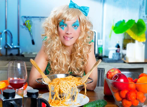 Bionda divertente in cucina con pasta affamata — Foto Stock
