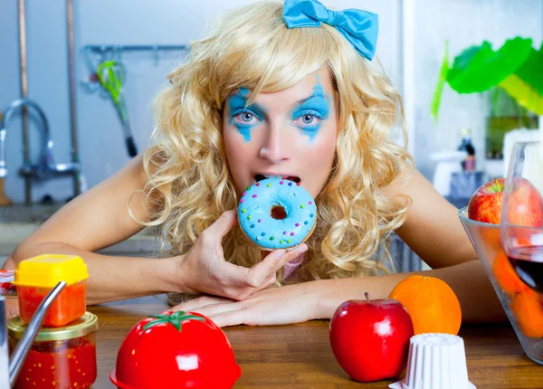 Blonde grappig meisje op keuken eten blauwe dona — Stockfoto