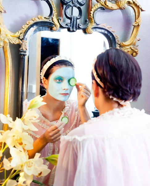Grappige huisvrouw schoonheid groene klei masker — Stockfoto