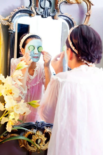 Grappige huisvrouw schoonheid groene klei masker — Stockfoto