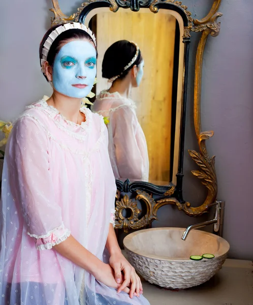 Lustige Hausfrau Schönheitsbehandlung grüne Lehmmaske — Stockfoto