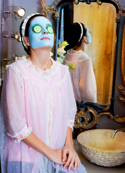 Drôle femme au foyer beauté vert argile masque — Photo