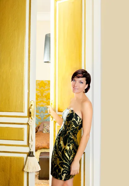 Otel odasının kapısını Elegance moda kadın — Stok fotoğraf