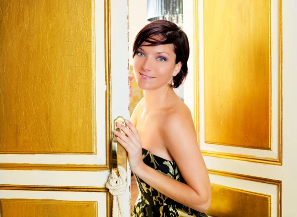 Elegância mulher da moda na porta do quarto do hotel — Fotografia de Stock