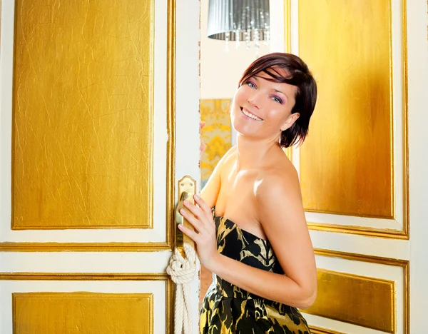 ホテルの部屋のドアでエレガンス ファッション女性 — ストック写真