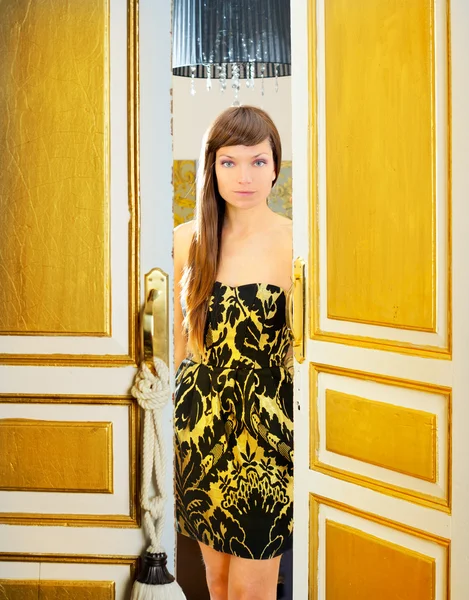 Elegancia mujer de moda en la puerta de la habitación de hotel — Foto de Stock