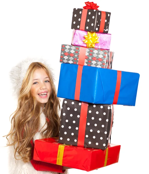 Criança menina com presentes presentes de Natal empilhados — Fotografia de Stock