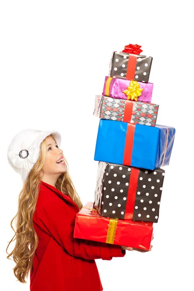 Niña sosteniendo muchos regalos apilados en su mano — Foto de Stock