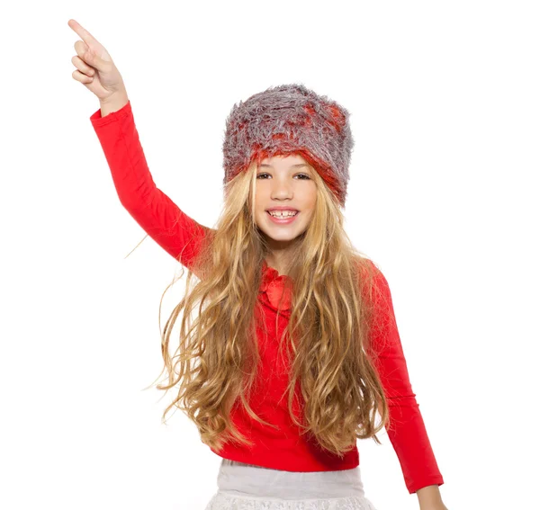 Παιδί κορίτσι χειμώνα χορεύει με κόκκινο πουκάμισο και γούνινο καπέλο — Φωτογραφία Αρχείου