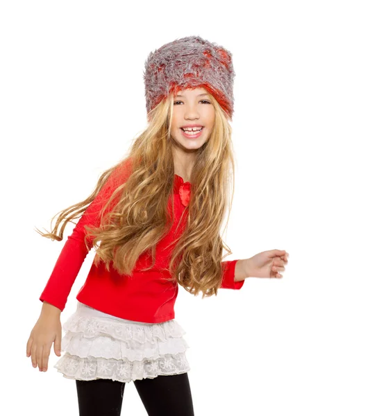 Παιδί κορίτσι χειμώνα χορεύει με κόκκινο πουκάμισο και γούνινο καπέλο — Φωτογραφία Αρχείου