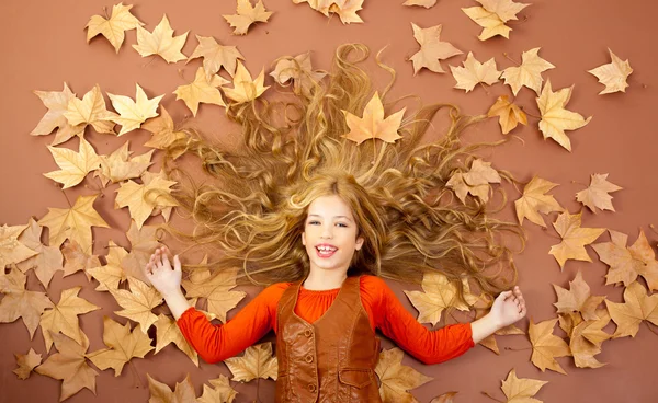 Outono outono pequena menina loira em folhas de árvore secas — Fotografia de Stock