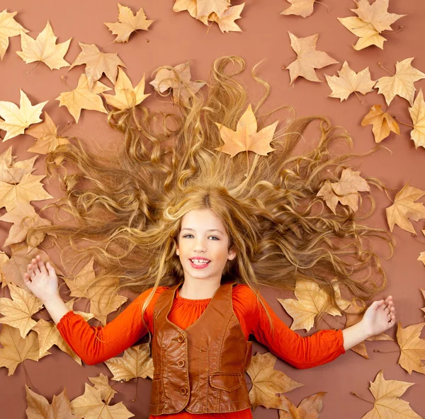 Automne automne petite fille blonde sur les feuilles d'arbre séchées — Photo