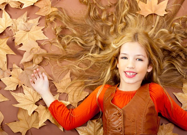 Otoño otoño niña rubia en hojas de árbol secas —  Fotos de Stock