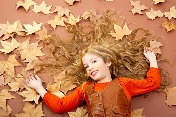 Φθινόπωρο φθινόπωρο λίγο ξανθό κορίτσι στα φύλλα δέντρων αποξηραμένα — Φωτογραφία Αρχείου