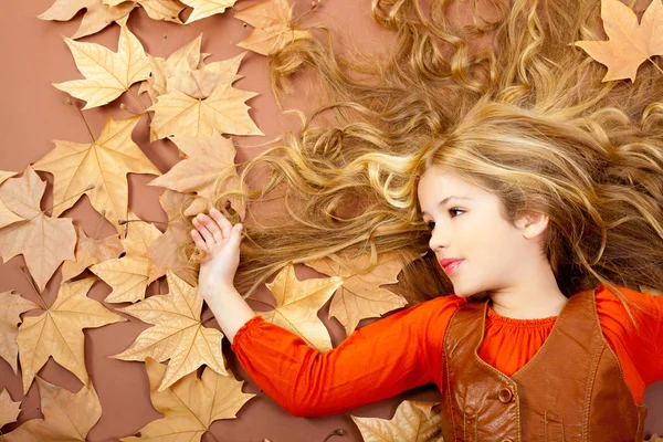 Otoño otoño niña rubia en hojas de árbol secas —  Fotos de Stock