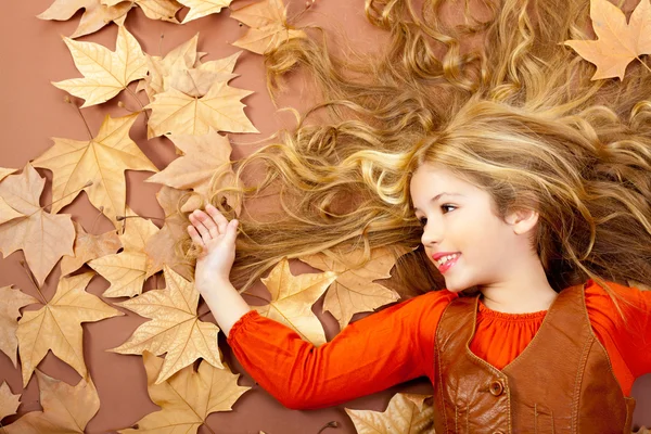 Kurumuş ağaç yaprakları sonbahar sonbahar küçük sarışın kız — Stok fotoğraf
