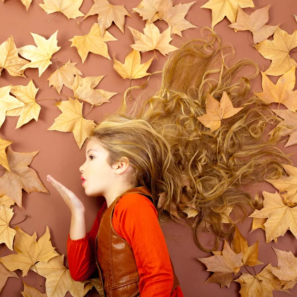 Φθινόπωρο κορίτσι σε αποξηραμένα φύλλα φυσώντας άνεμος χείλη — Φωτογραφία Αρχείου