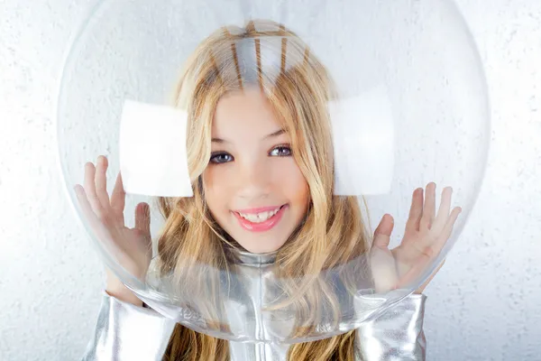 Девушка-астронавт в серебряной форме и в стеклянном шлеме — стоковое фото