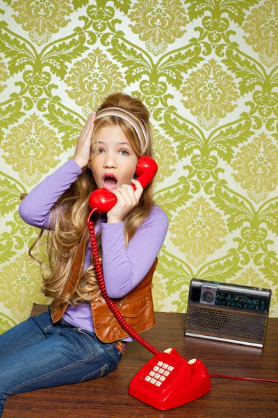 Kid menina retro falando intrometido no telefone vermelho — Fotografia de Stock