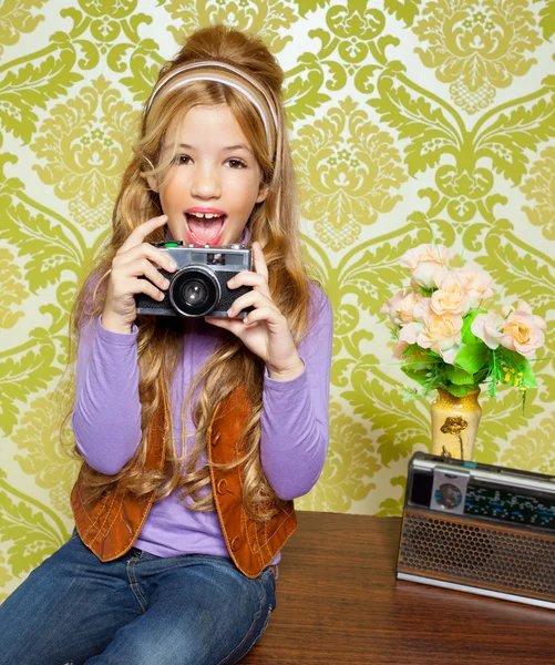 Хип-ретро маленькая девочка снимает фото на винтажную камеру — стоковое фото
