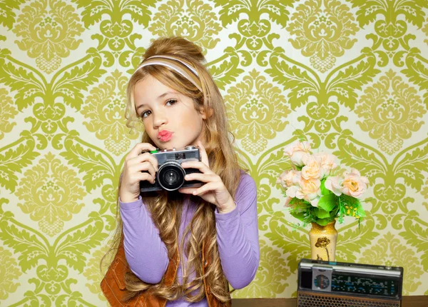 Moderní retro holčička střílí fotografie na vinobraní fotoaparát — Stock fotografie
