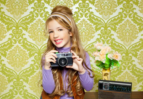 Hip retro little girl shooting photo on vintage camera — Stock Photo, Image