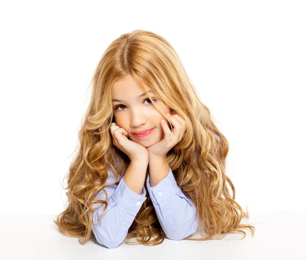 Szőke gyerek kislány portréja, mosolygó, fehér asztal — Stock Fotó