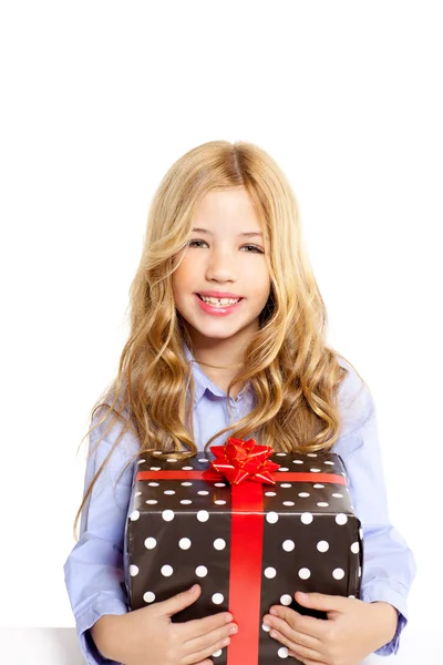 Menina criança loira com presente dom caixa de fita vermelha — Fotografia de Stock