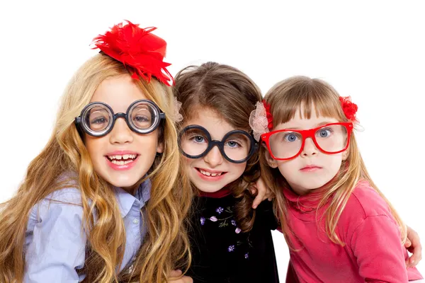 Nerd-Kindermädchengruppe mit lustigen Brillen — Stockfoto