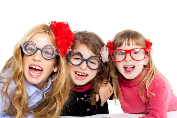 Nerd crianças girl group com óculos engraçados — Fotografia de Stock
