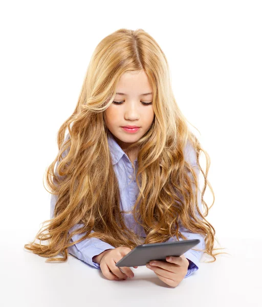 Niño estudiante rubio con ebook tablet pc retrato en el escritorio —  Fotos de Stock