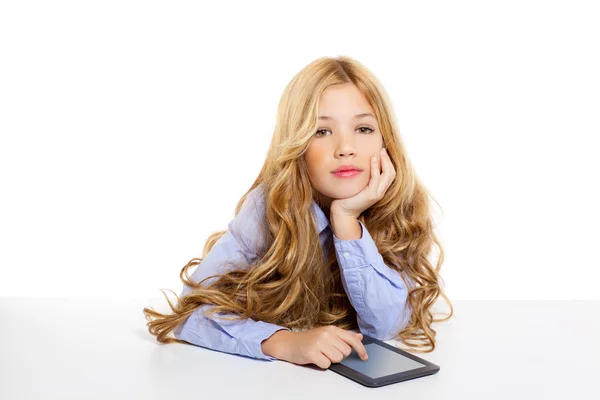 Blonďatá studentské kid s ebook tablet pc portrét v recepci — Stock fotografie